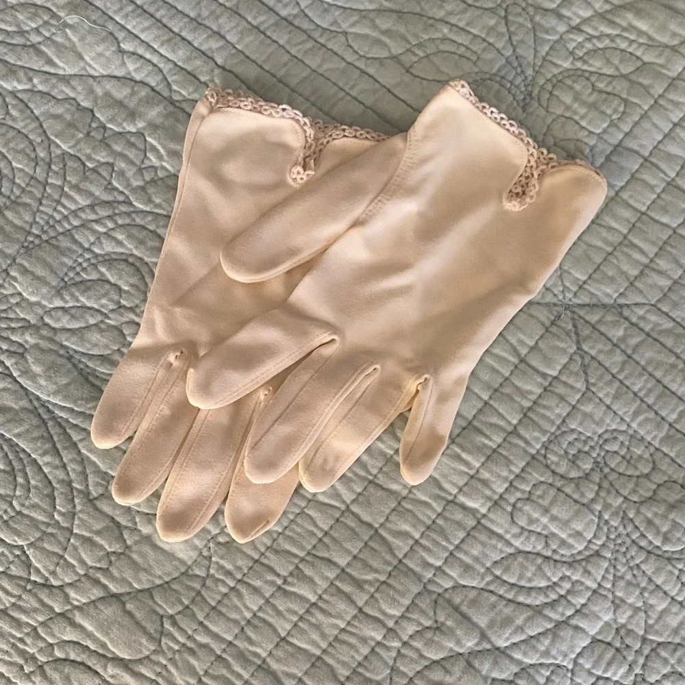 Elegant Cream Lace-Trimmed Gloves